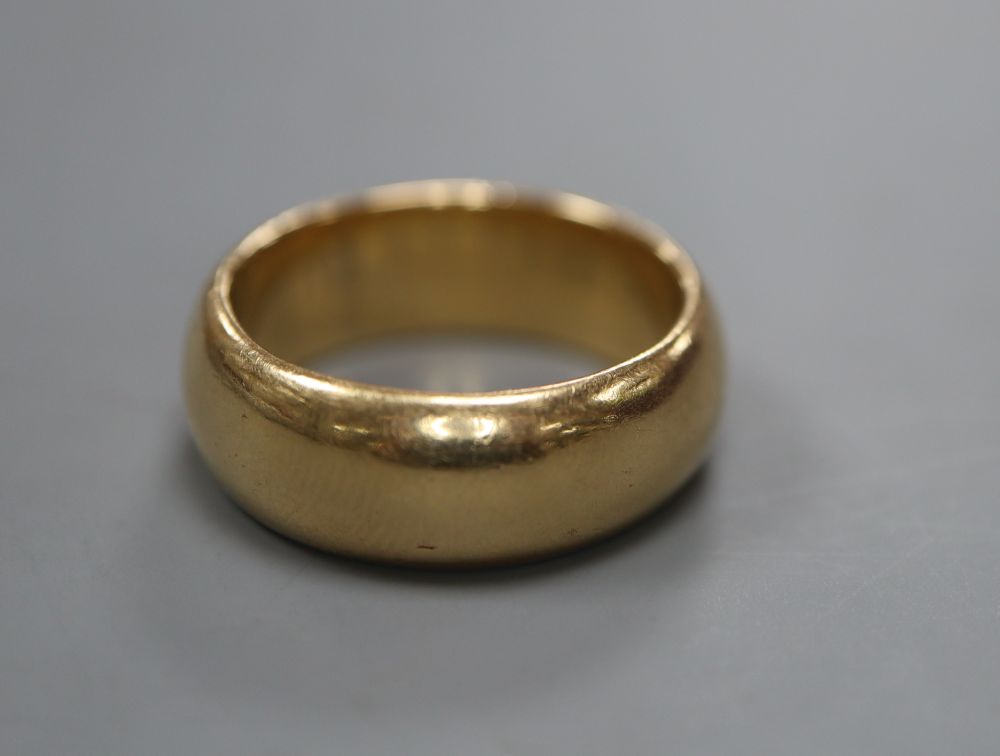 A gentlemans George V 18ct gold wedding band, size S, 16.5 grams.